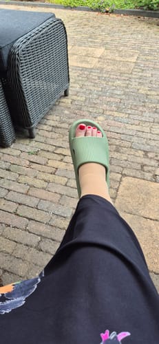 Customer photo review of HappyFlops