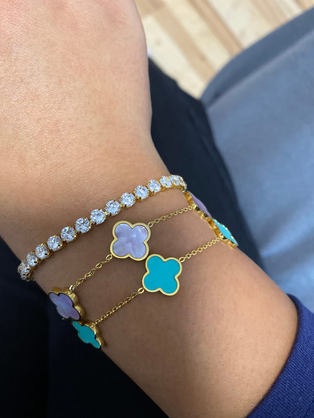 Customer photo review of Ice Blue Clover Armband | 18K vergoldet