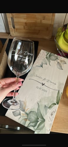 Kundenbewertung mit Foto zu Personalized wine glasses with engraving – wedding gift set for the bride and groom – Leonardo glass with name & date - Color: Daily + Kiste, Holzwolle oder Einlage? (Inhalt der Kiste): Nein, danke!, Personalization: Name 1: Carolin 
Name 2: Dennis
Da...