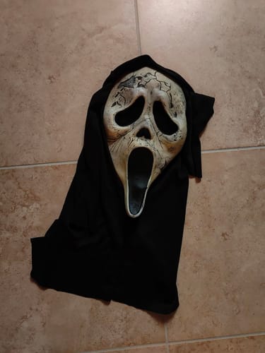Customer photo review of Ghost Face Máscara Envelhecida - Original Fun World