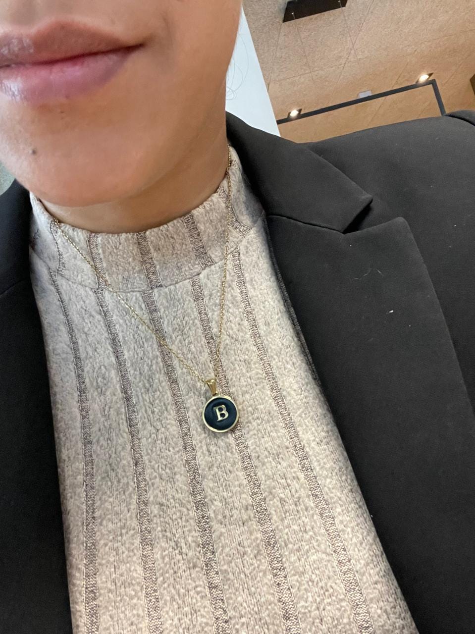 Customer photo review of Collar Con Inicial Fondo Negro