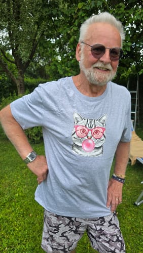 Customer photo review of Kaugummi Katze Premium T-Shirt