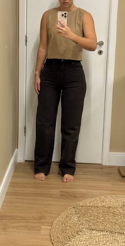 Amanda A. review of Calça Jeans Reta Araçá Marrom Escuro image 1 out of 2