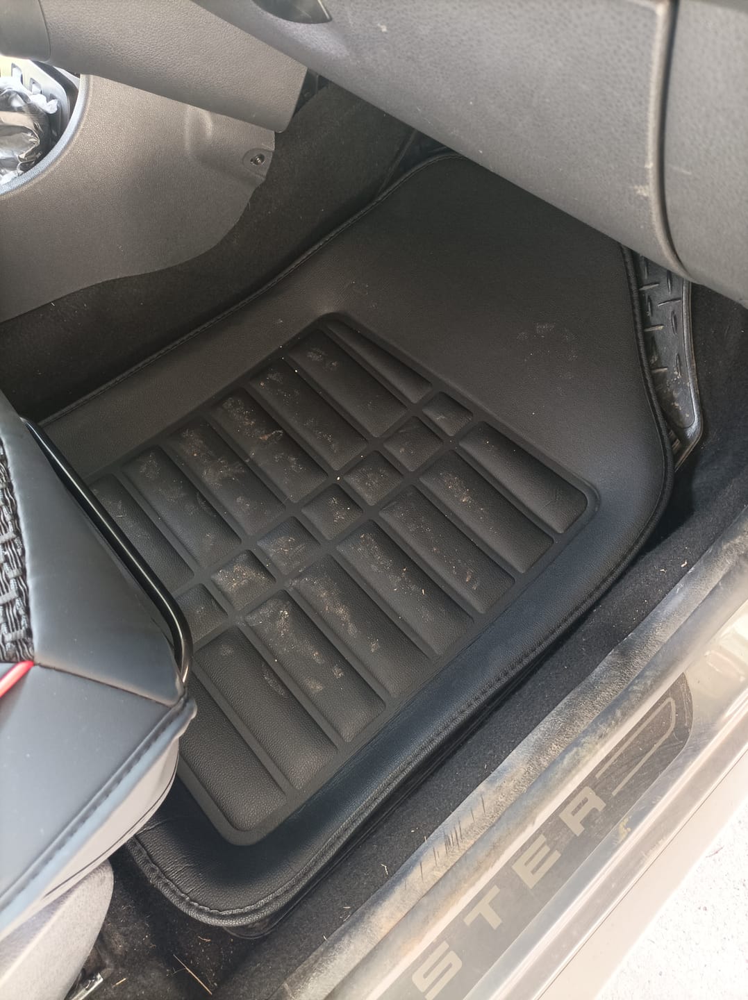Customer photo review of Alfombra de Auto Premium Pvc 5 Piezas