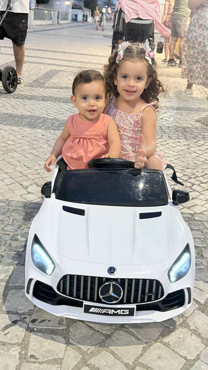Customer photo review of Carro Elétrico para Criança MERCEDES GTR MINI 12v Branco c/ RODAS DE BORRACHA & ASSENTO EM PELE
