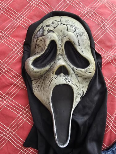 Customer photo review of Ghost Face Máscara Envelhecida - Original Fun World