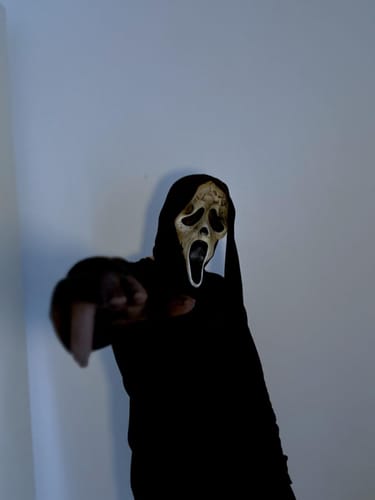 Customer photo review of Ghost Face Máscara Envelhecida - Original Fun World