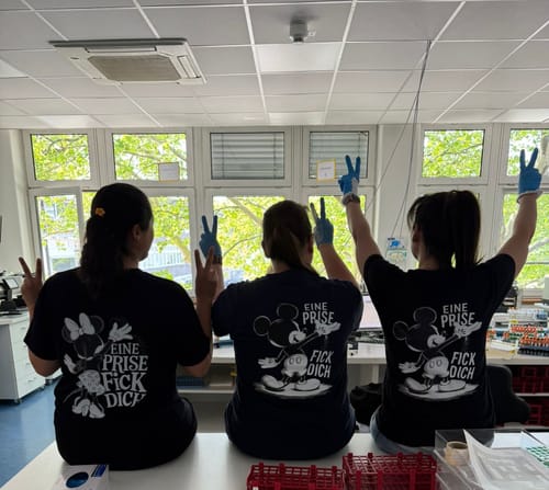 Customer photo review of EINE PRISE MICKEY Rückendruck | Premium Shirt Unisex