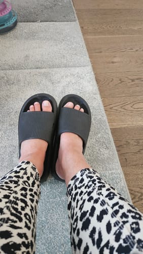 Customer photo review of HappyFlops