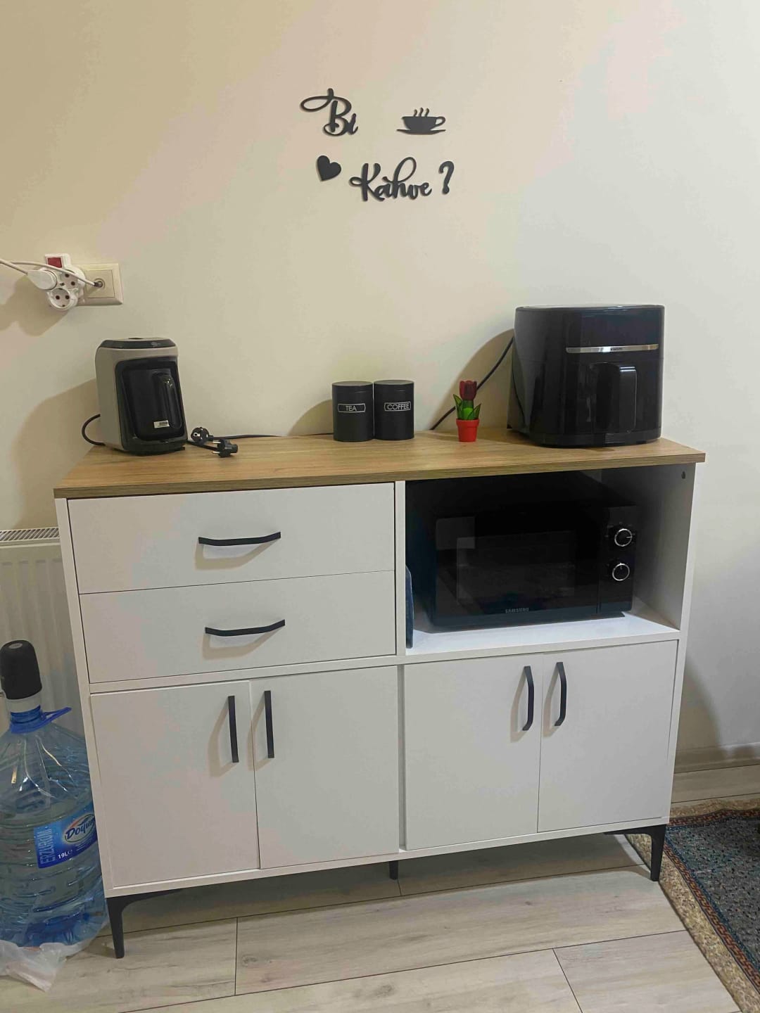 Customer photo review of Rani JE166 Kahve Köşesi Çok Amaçlı Dolap 4 Kapaklı 2 Çekmeceli Kiler Mutfak Dolabı Beyaz - Sepet Ceviz