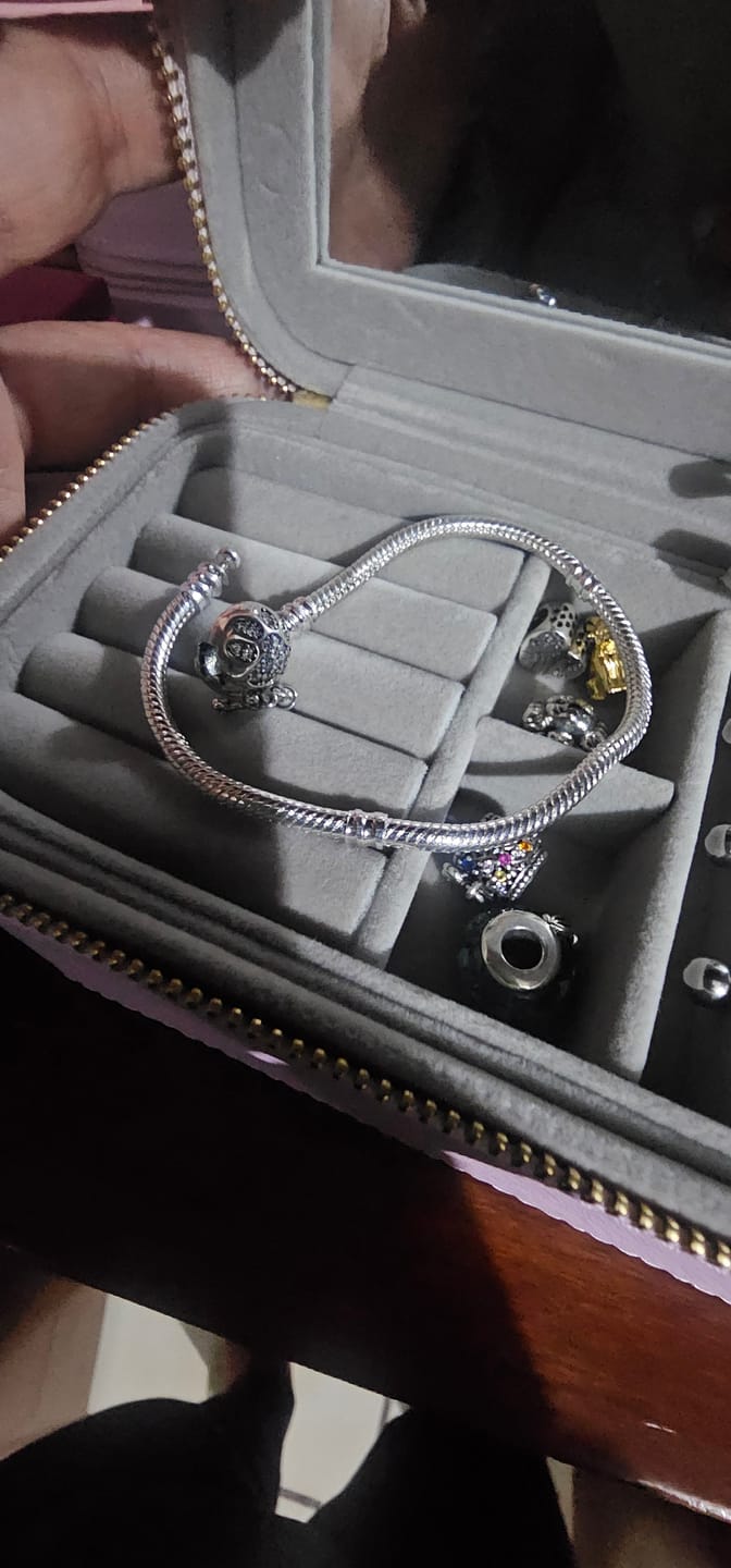 Customer photo review of Pulsera Huella de Perrito Diamantes