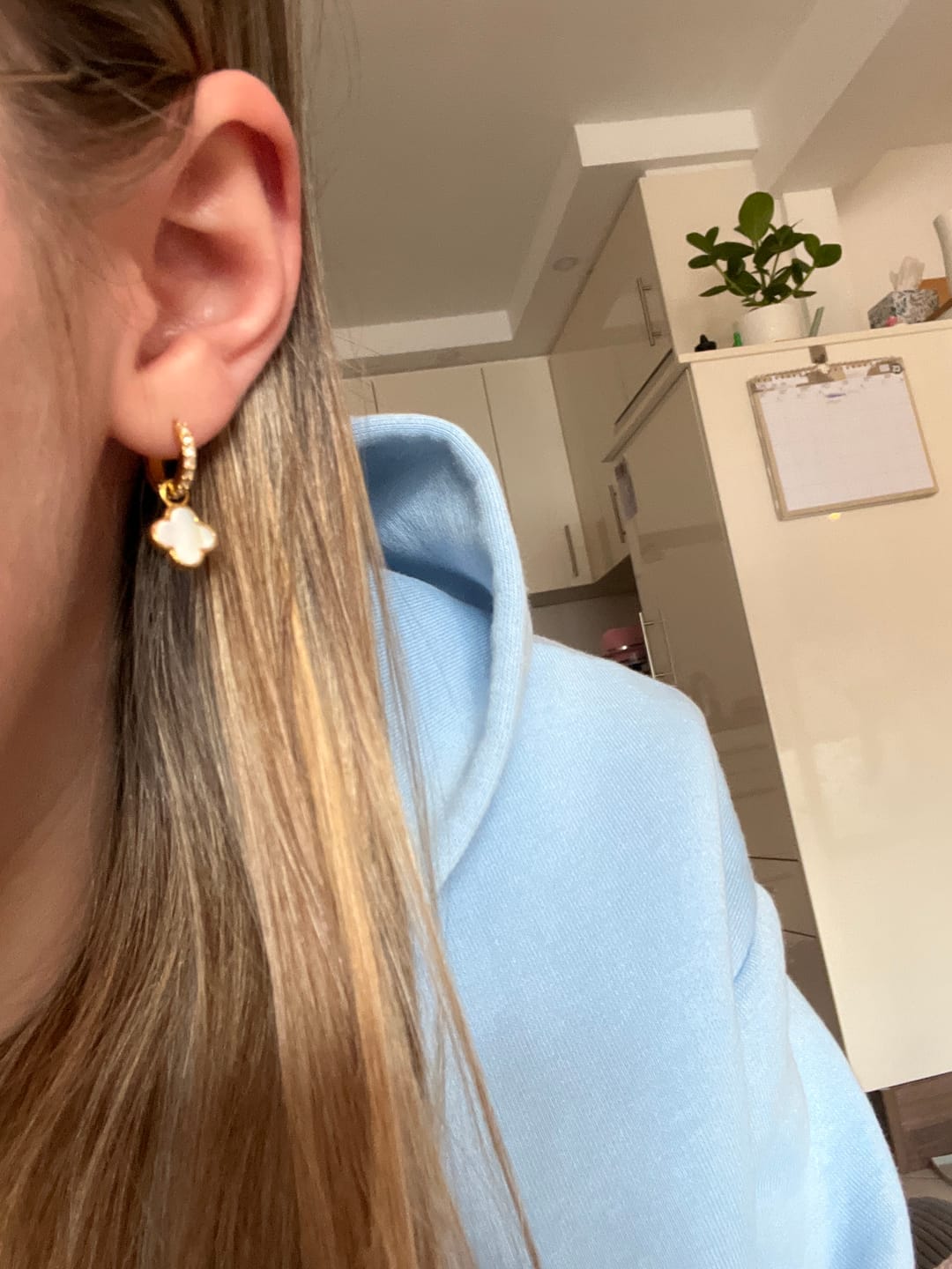 Customer photo review of Perlmutt Paradise Huggie Ohrringe 14K Vergoldet