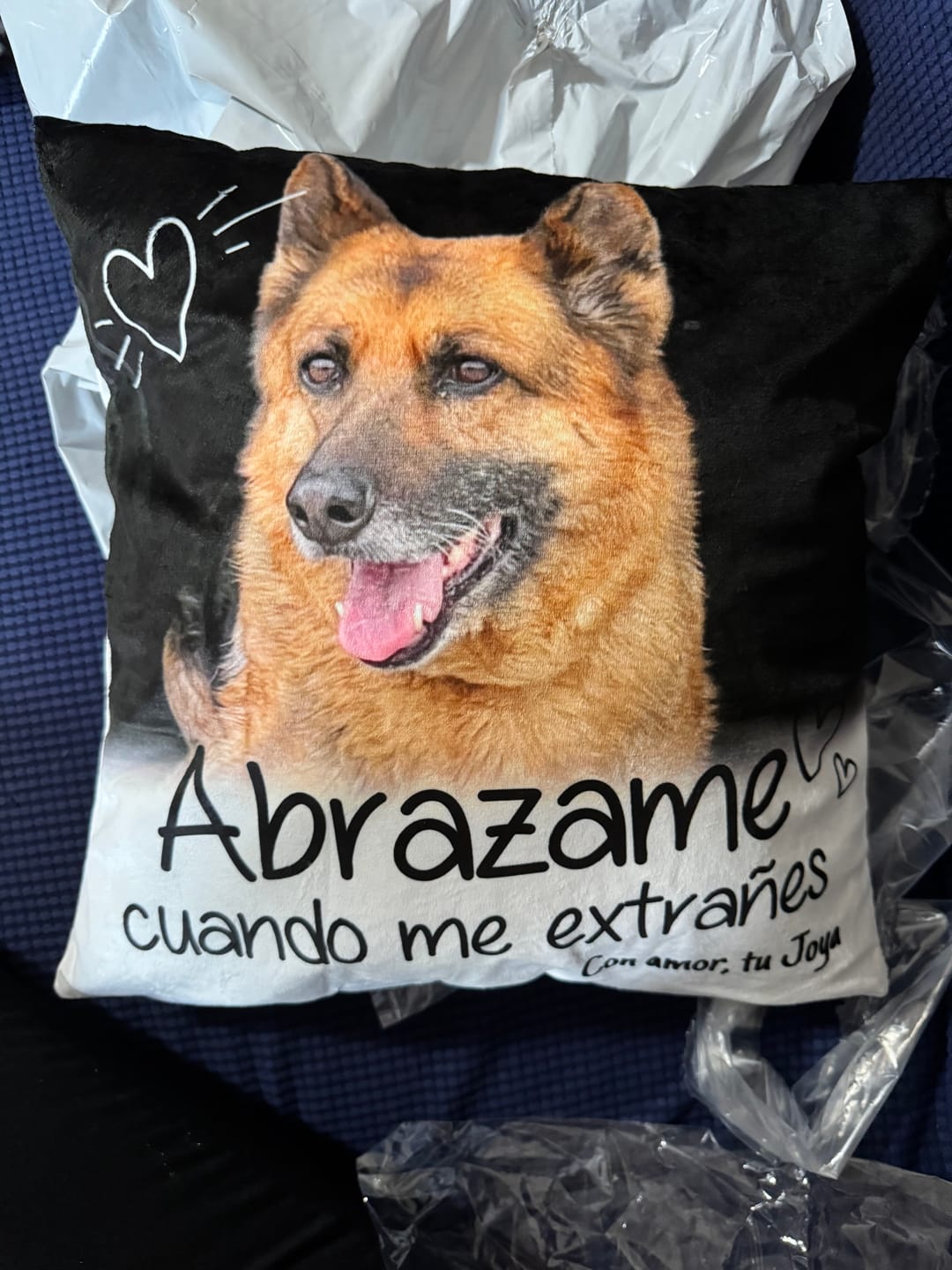 Customer photo review of Abrazame cuando me extrañes - Cojín personalizado