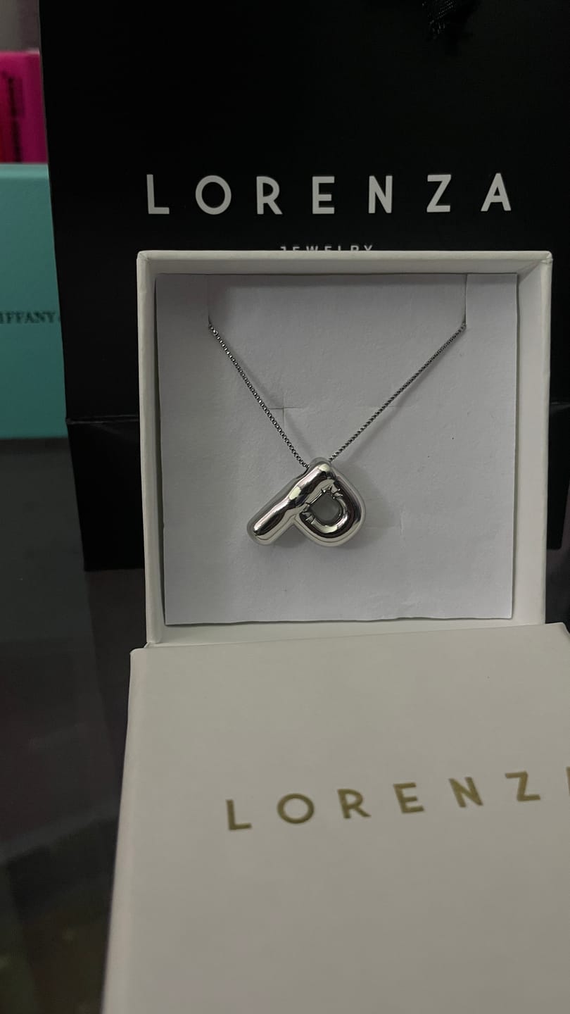 Customer photo review of Collar Plateado Liso Inicial Balloon