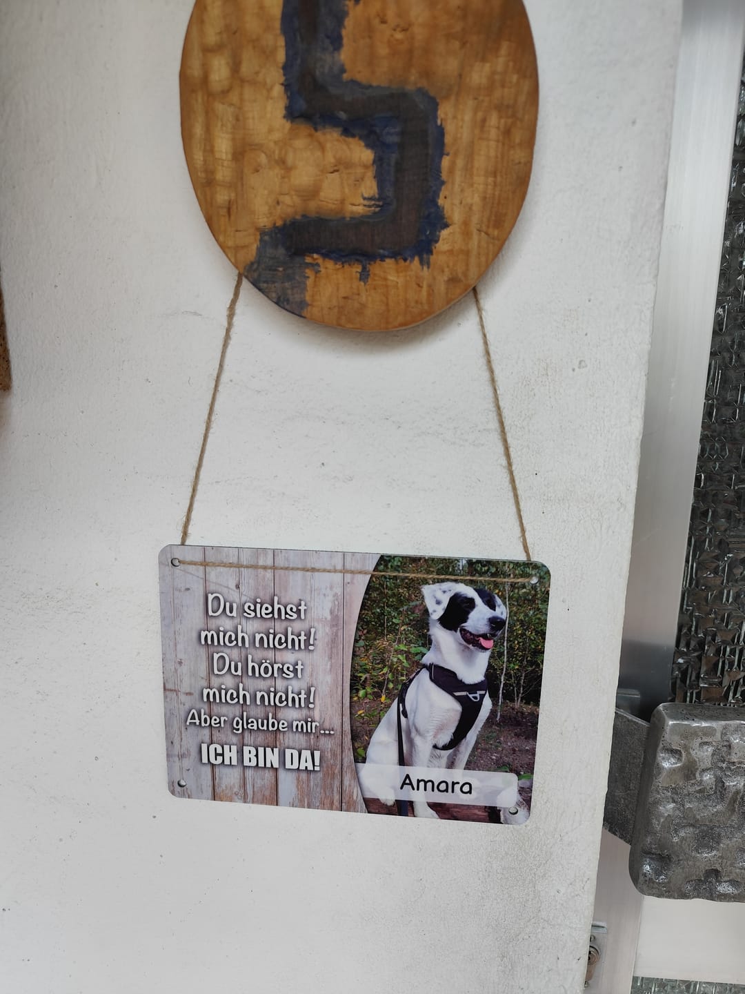 Customer photo review of Hunde-Türschild mit Foto & Wunschtext (UV- UND WETTERFEST) - Angebot beim Kauf eines 2. Schildes