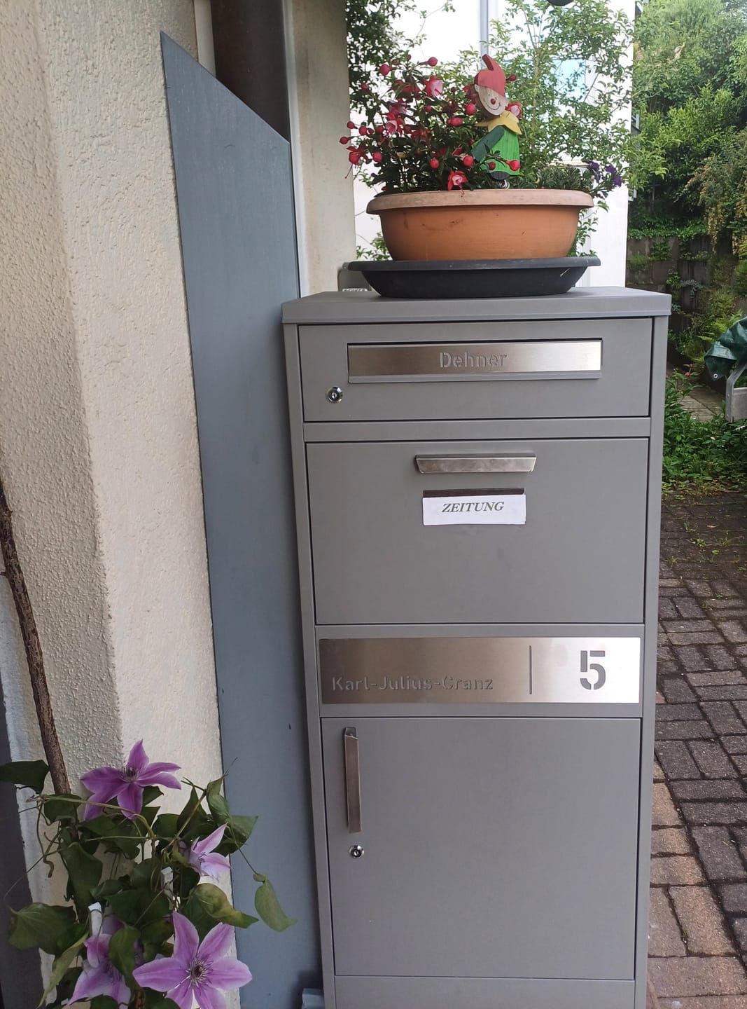Customer photo review of Paketbox PB1 mit Briefkasten | graualuminium - RAL9007 | personalisiert mit Edelstahl-Schild