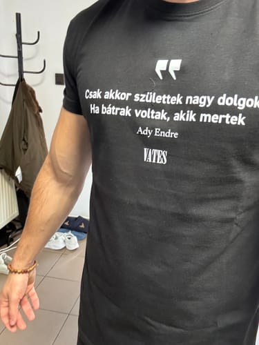 Customer photo review of Bátrak Voltak póló | Vates Classics