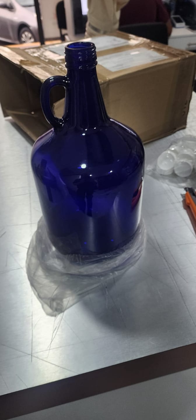 Customer photo review of Garrafa de Vidrio Azul Rosca 38 de 3800ml