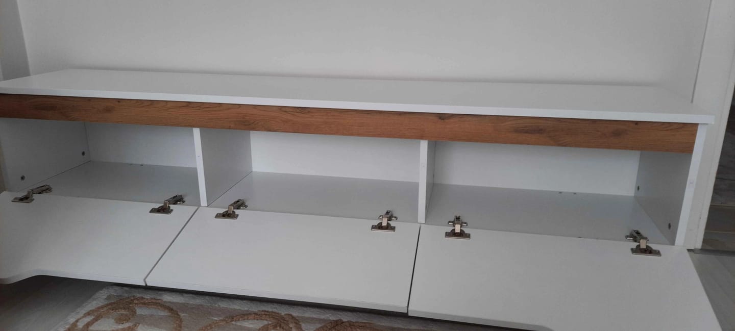 Customer photo review of Rani D1 Tv Ünitesi Modern Ayaklı Tv Sehpası 180 cm  Beyaz - Sepet Ceviz