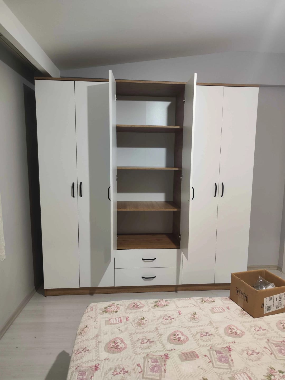 Customer photo review of Rani BA111 Geniş Gardırop Elbise Dolabı 6 Kapaklı 2 Çekmeceli 5 Raflı 3 Askılı Sepet Ceviz - Beyaz