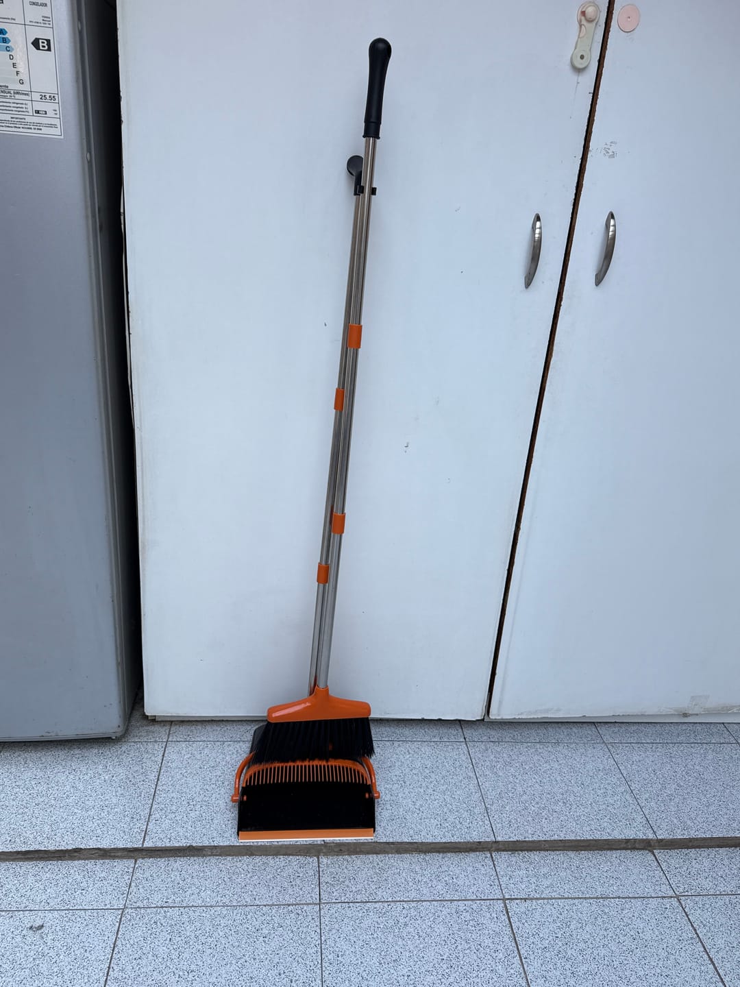 Customer photo review of Juego de Escoba y Recogedor para El Hogar Altura Ajustable Mango de Acero Inoxidable