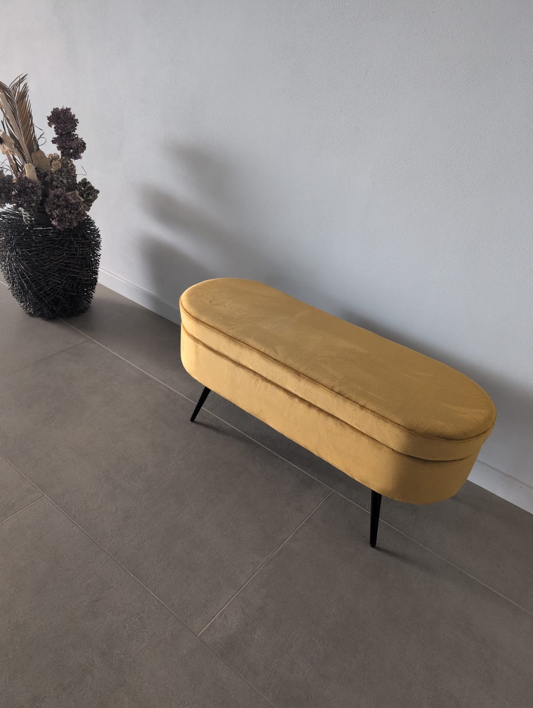 Customer photo review of STOCKHOLM - Banc en métal et velours jaune moutarde
