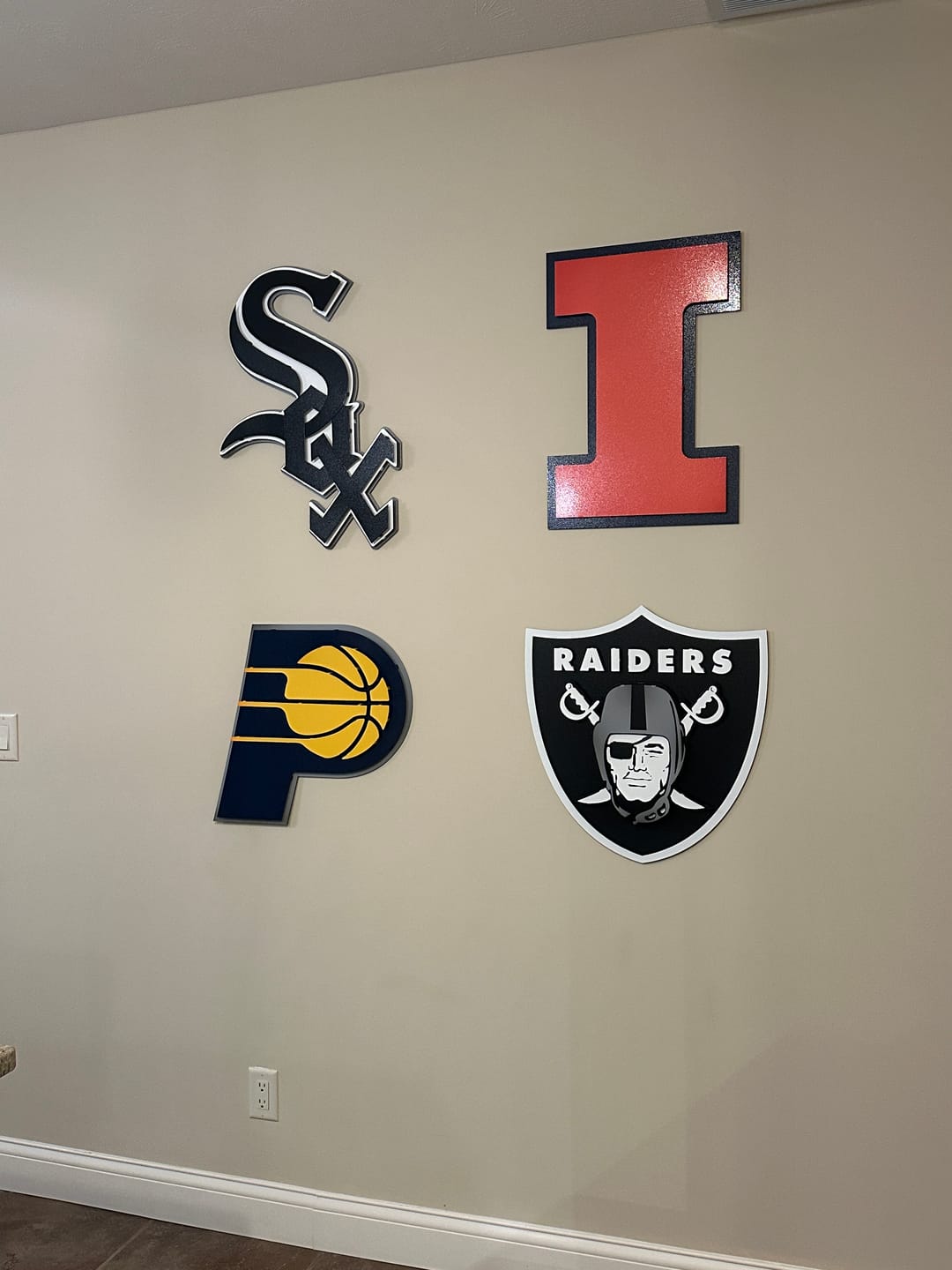 Customer photo review of Illinois Fighting Illini Block "I" in ORANGE 3D Vintage Metal Wall Art