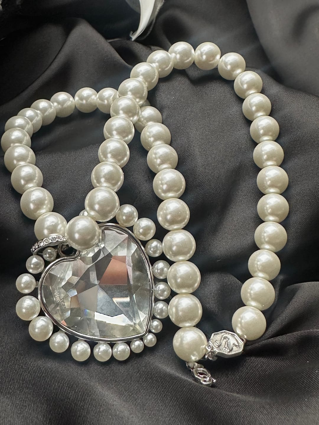 Customer photo review of COLLAR SWAROVSKI ARIANA GRANDE CRISTALES CRYSTAL PEARL PERLAS TALLA DE CORAZON GRANDE