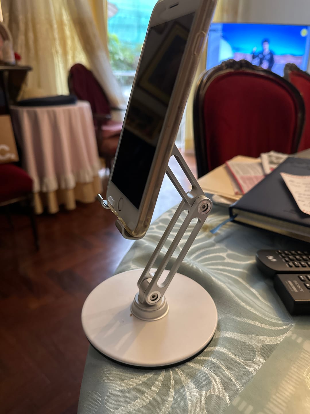 Customer photo review of Stand Giratorio de Altura Ajustable para Tablet y Celular