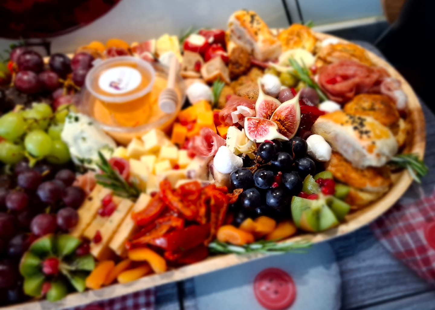 Customer photo review of Extra Large 22" x 12" Oval Disposable Palm Leaf Wooden Platter Tray