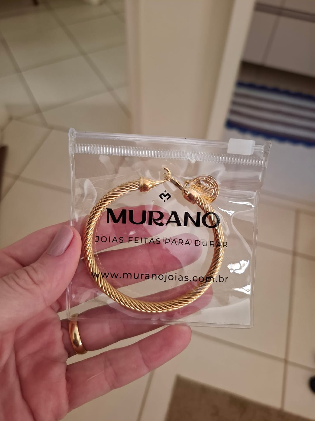 Customer photo review of Bracelete Pingente São Bento Banhado em Ouro 18K