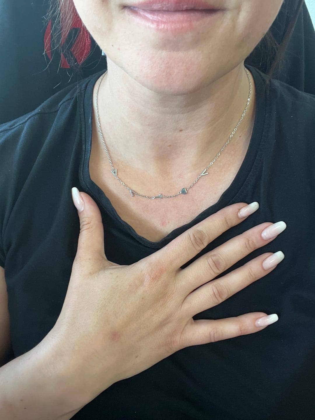 Customer photo review of Personalizovaný náhrdelník s ležatým iniciálem