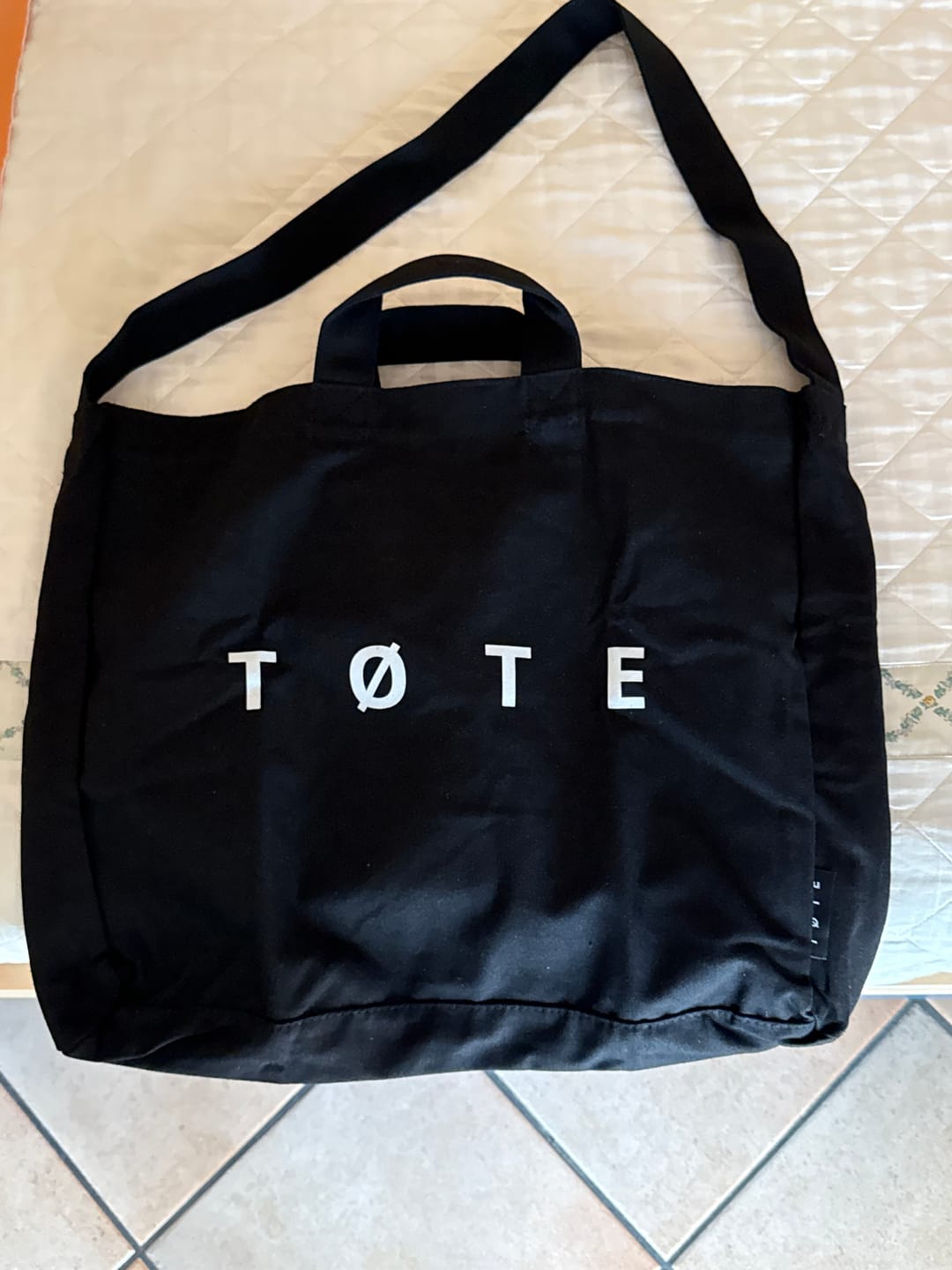 Customer photo review of Black TØTE Bag