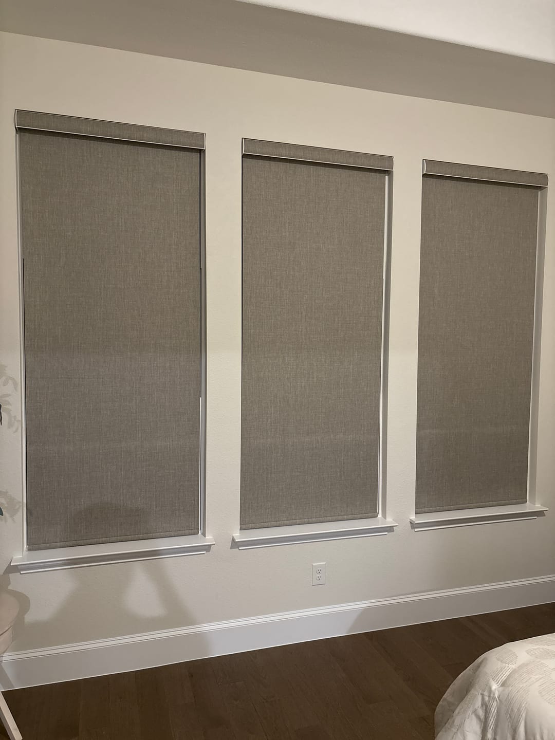 Customer photo review of SmartWings Motorized Roller Shades 100% Blackout Vigor