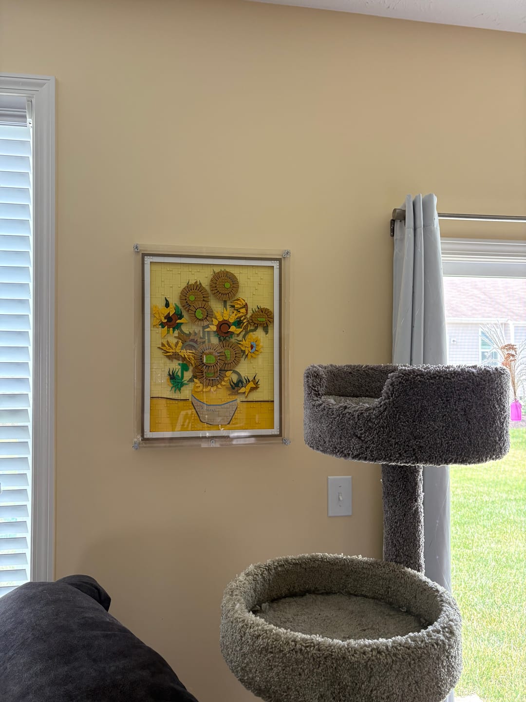 Customer photo review of Wall Mounted Display Case for LEGO® 31215 Art Vincent van Gogh – Sunflowers