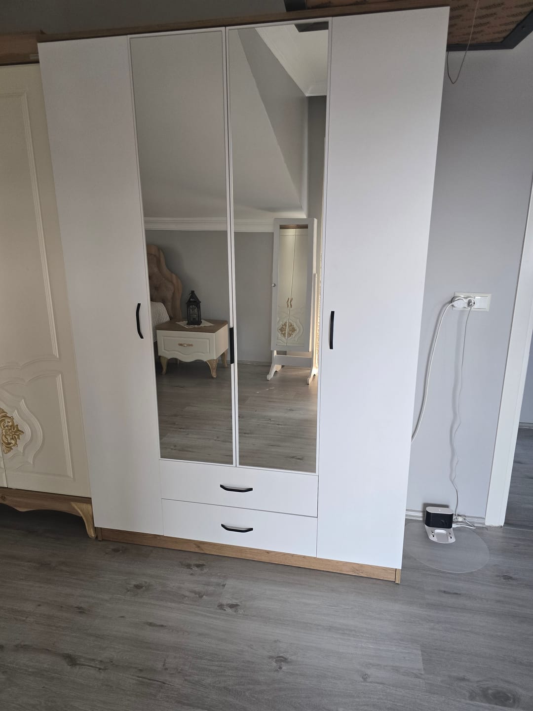 Customer photo review of Rani BA131 Geniş Gardırop Elbise Dolabı Aynalı Kapaklı 2 Çekmeceli 13 Raflı 1 Askılı Sepet Ceviz - Beyaz