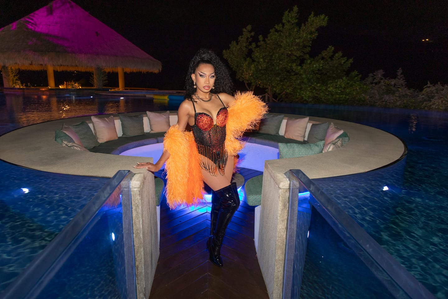Customer photo review of Luxurious 25 Ply Ostrich Feather Boa