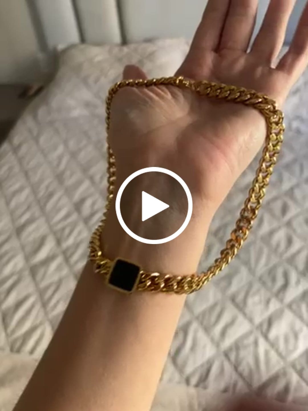 Customer video review of Colar Corrente Pedra Onix Quadrada Banhado em Ouro 18K