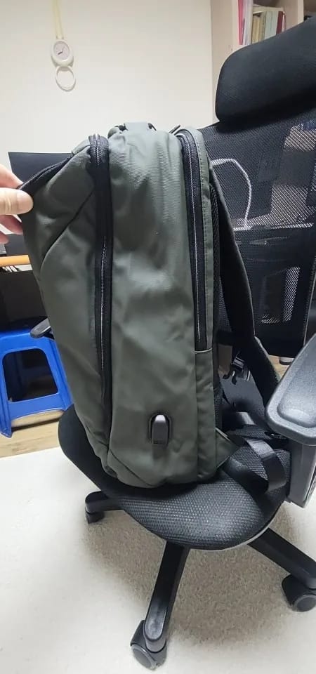 Customer photo review of Compacto Pro: MarkRyden Top Seller Futuristic Design Simple Large Capacity Daily Backpack