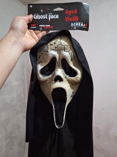 Customer photo review of Ghost Face Máscara Envelhecida - Original Fun World