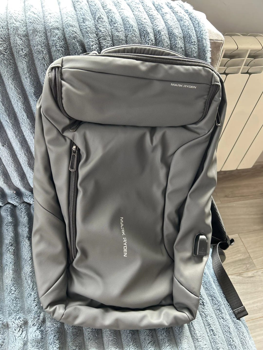 Customer photo review of Compacto Pro: MarkRyden Top Seller Futuristic Design Simple Large Capacity Daily Backpack