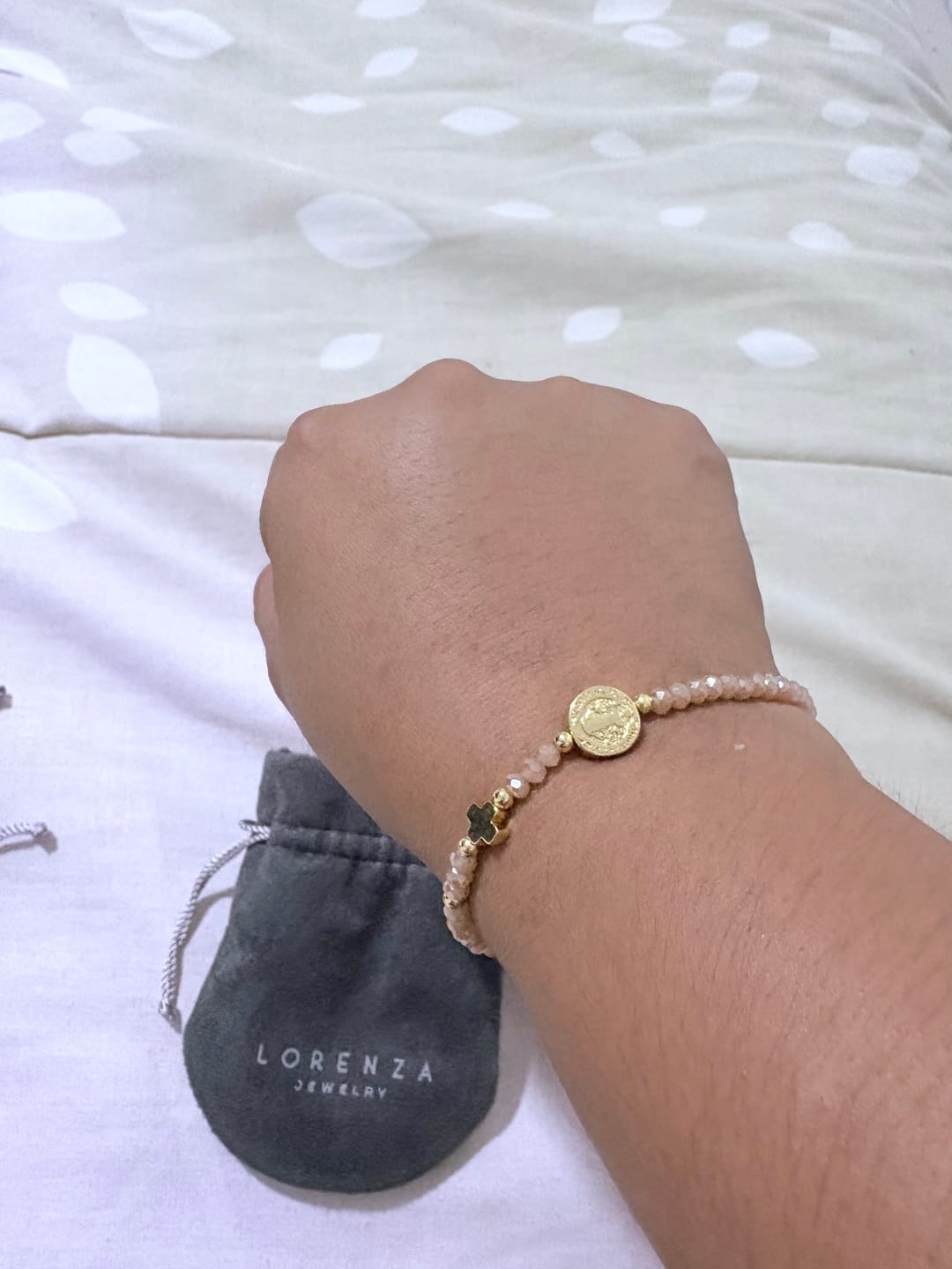 Customer photo review of Pulsera Chaquiras Con San Benito y Cruz
