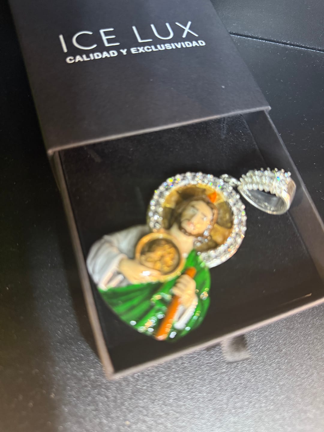 Customer photo review of Dije San Judas esmaltados