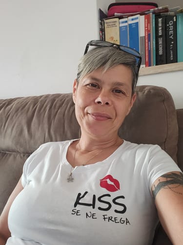 Customer photo review of T-shirt Kiss se ne frega - bianca