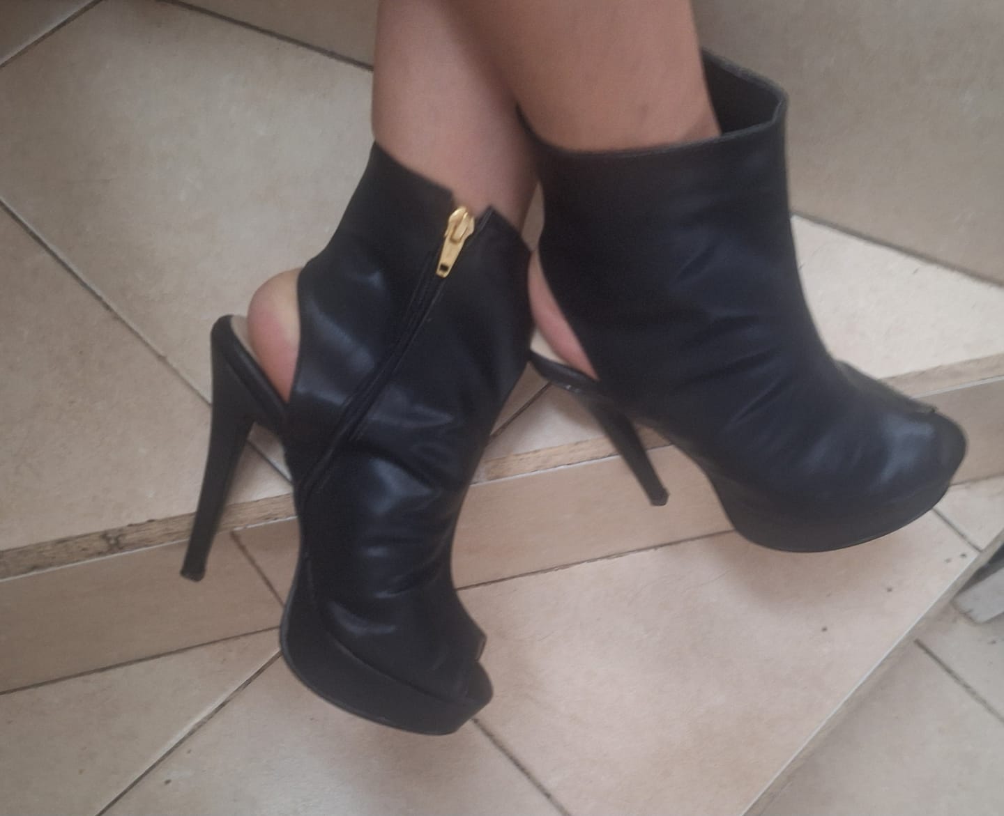 Customer photo review of Botín con plataforma y tacón de aguja