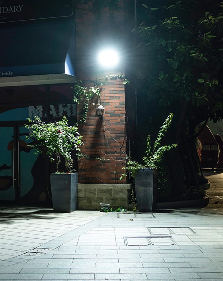 Customer photo review of 200W Ultra Bright Solar Flood Light – 400 LED, IP66 Waterproof, Dusk-to-Dawn 12 hours with Remote Control