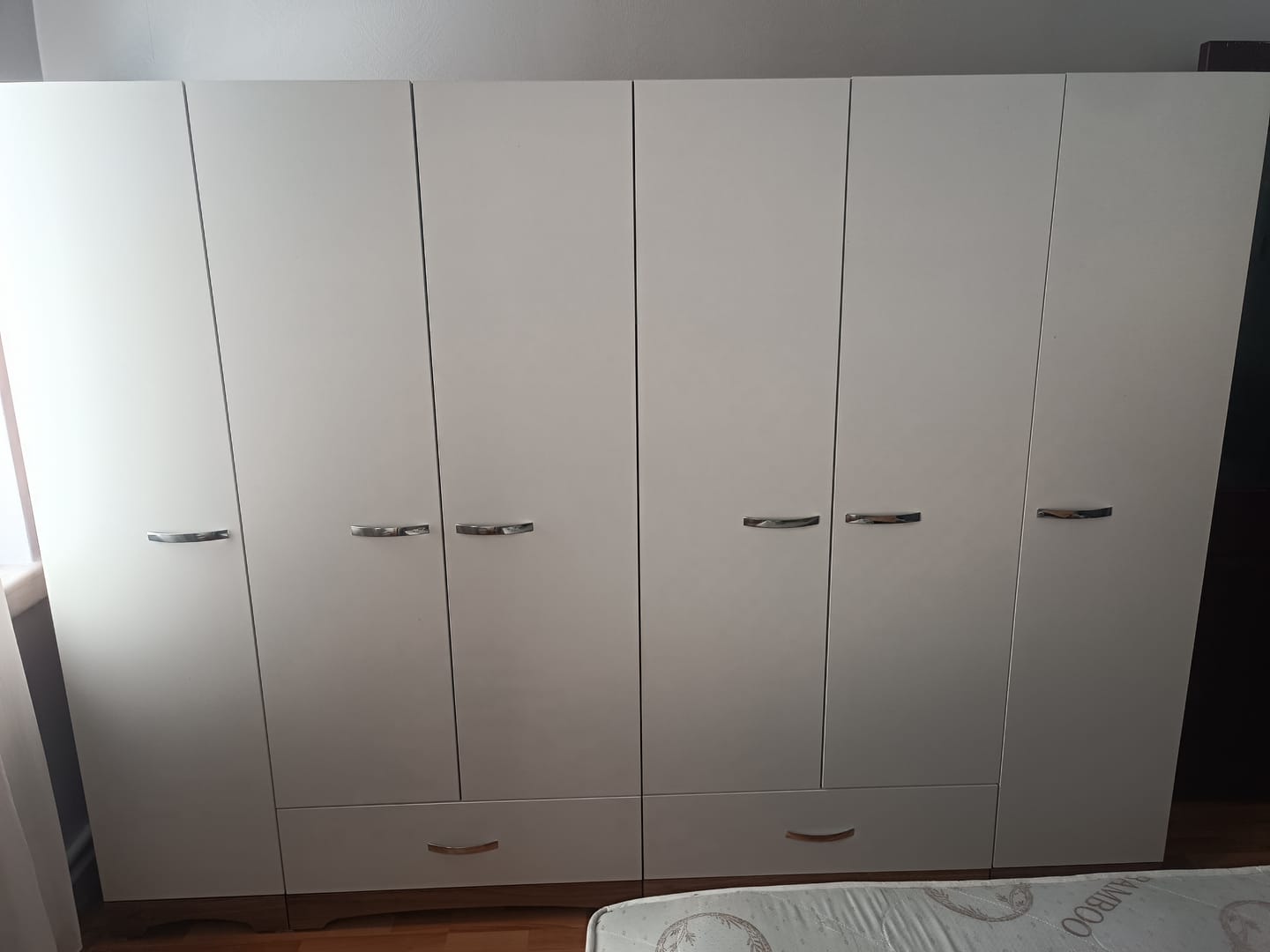 Customer photo review of Rani F4 Geniş Gardırop Elbise Dolabı 6 Kapaklı 2 Çekmeceli 12 Raflı 2 Askılı Tek Modül Minyatür Ceviz - Beyaz