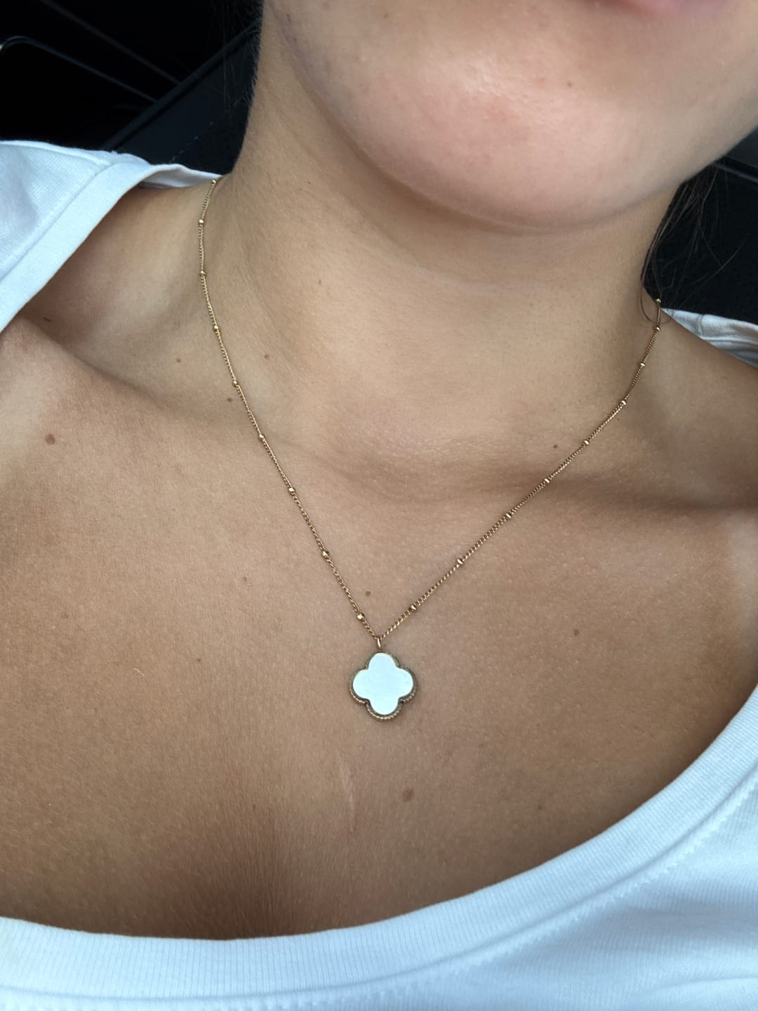 Customer photo review of Perlmutt Lucky Leaf Kette 14K Vergoldet