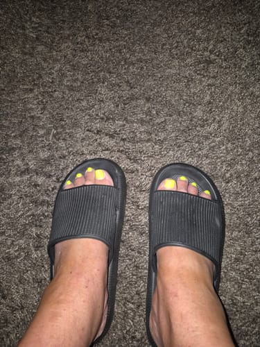 Customer photo review of HappyFlops Kids
