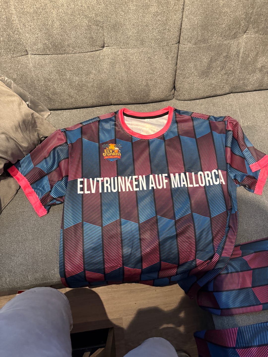 Customer photo review of Benutzerdefinierte Fußball Trikots für Männer Frauen Personalisierte Fußball Uniformen für Erwachsene und Kind Schwarz-Rosa